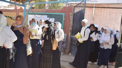 سعادة غامرة بين طلاب الثانوية بمستوى اللغة الإنجليزية بالأقصر