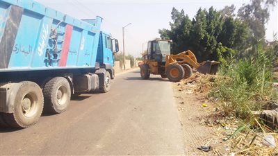 أسيوط تواصل رفع نواتج تطهير الترع والمجاري المائية