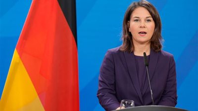 وزيرة الخارجية الألمانية: نعارض إرسال ذخائر عنقودية إلى أوكرانيا