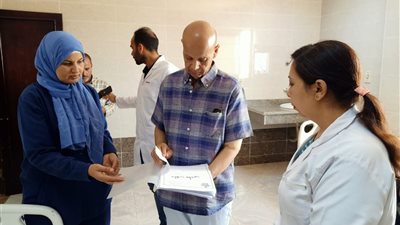 مدير الصحة بالشرقية يتفقد عمل فرق مبادرة ١٠٠ يوم صحة بالعاشر
