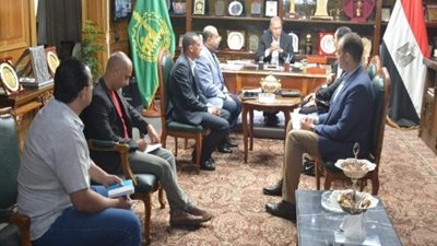 محافظ القليوبية يبحث إنشاء مناطق صناعية جديدة واقامة معارض دائمة