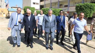 حجازى ومحافظ سوهاج يتفقدان امتحانات الثانوية العامه بأخميم