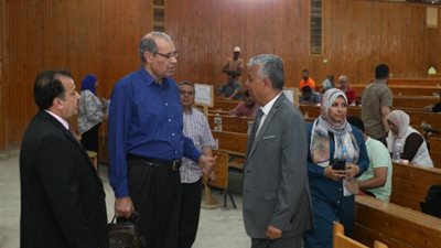 رئيس جامعة جنوب الوادى يتفقد امتحانات الدراسات بالحقوق والتجارة