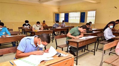طلاب الثانوية الشعبة العلمية الرياضيات يؤدون امتحان