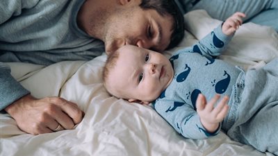 أخطاء يرتكبها الأباء عند وضع الأطفال في الفراش