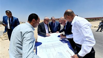 وزير الإسكان يتفقد مشروع منطقة الخدمات بمدينة القاهرة الجديدة