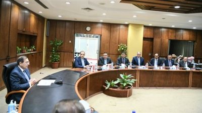 وزير البترول يبحث مع وفد 