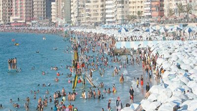 شواطئ الإسكندرية تقاليع غريبة.. والتريند 