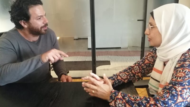 عمر الشناوي مع محررة