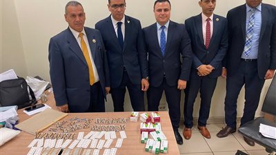 ضبط راكبين بحوزتهما عقاقير مخدرة وماريجوانا بمطار القاهرة..صور