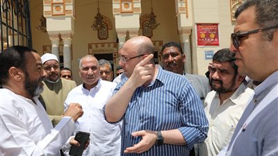 محافظ بنى سويف يستمع لشكاوى المواطنين عقب صلاة الجمعة