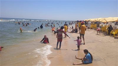 إقبال كبير من المصطافين على شواطئ مصيف بلطيم