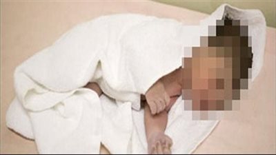 رضيع بالحبل السرى يستقل القطار دون أب أو أم