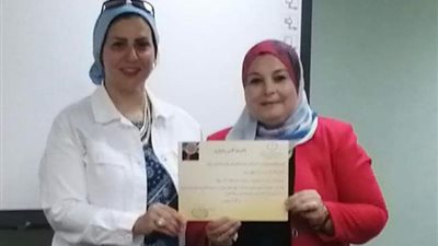 مدير المدارس الرسمية تكرم نهى حبيب لجهودها فى العملية التعليمية
