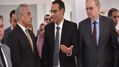 وزير العمل: مصر التي تبني