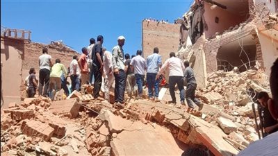انهيار مفاجئ لعقار 8 طوابق بمدينة رشيد