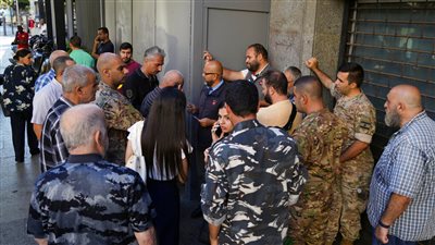 لبنان.. مودع يقتحم مصرفا ومعه قنبلة