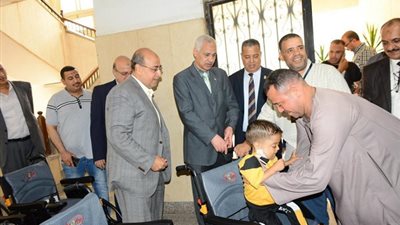 جامعة أسيوط تتسليم٣١كرسي متحرك كهربائي تبرعا لمرضى مستشفى الأطفال