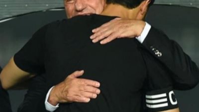 الشناوي يحتضن الخطيب ويعلق: الدرع فى الجزيرة