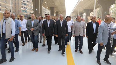 وزير التنمية المحلية ومحافظ الجيزة يفتتحان موقف سرفيس المريوطية