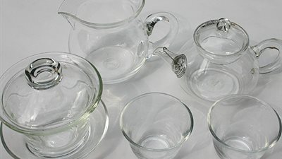 4 خطوات سهلة لتنظيف الاوانى الزجاجية