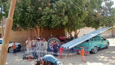 تركيب أعمدة إنارة بقرية أبومناع غرب بدشنا ضمن «حياة كريمة»