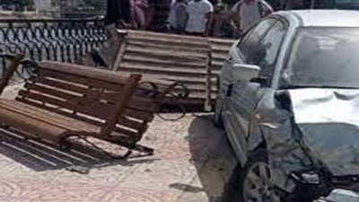 إصابة 4 إثر اصطدام سيارة ملاكى برصيف الطريق فى الصف