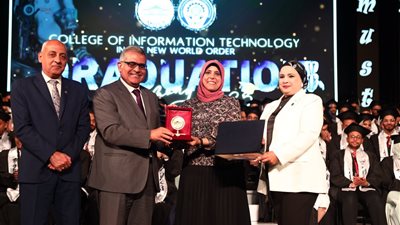 بالصور.. جامعة مصر للعلوم والتكنولوجيا تقيم حفلاً ضخما لتخرج دفعة جديدة من كلية 