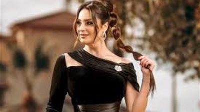 نرمين الفقى على شاطئ البحر بإطلالة رقيقة