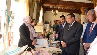 وزير التنمية المحلية ومحافظ الفيوم يتفقدان معرض منصة 