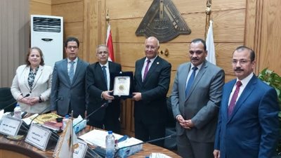 مجلس جامعة بنها يكرم عميد كلية العلوم