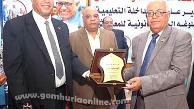 احمد حسنين يتوج بدرع التميز لبلوغه سن المعاش بالوادى الجديد