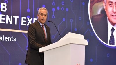 وزير العمل يفتتح ملتقى توظيف يوفر فرص عمل في 70 شركة.. صور