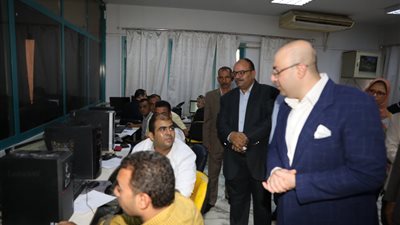 محافظ بني سويف يتابع اختبارات المتقدمين للدورات التدريبية