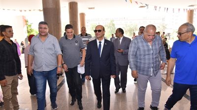 رئيس جامعة أسيوط يتفقد اختبارات القدرات بكلية التربية الرياضية