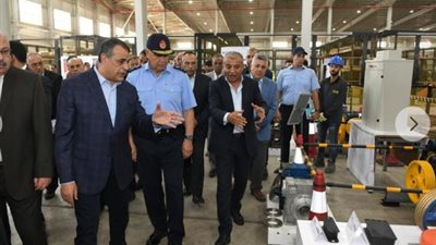 وزير الإنتاج الحربي وقائد القيادة الإستراتيجية يتفقدان مصنع إنتاج