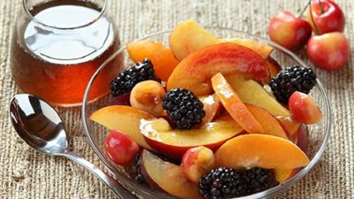 طبيب: العسل والفواكه من الحلويات الصحية الأكثر فائدة