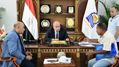 محافظ قنا والسكرتير المساعد يستقبلان ٦٥مواطنا لبحث شكاواهم