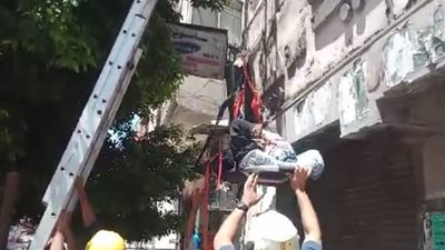 انقاذ ربه منزل ونجلتها من الموت تحت انقاض عقار بالإسكندرية