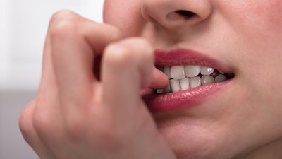 باحثون يحددون أسباب قضم الأظافر .. ونصائح لحل المشكلة