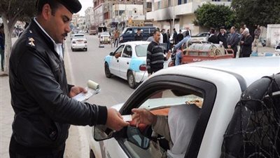 مخالفة تستوجب سحب الرخصة منها وجود ركاب باب السيارة والكبوت