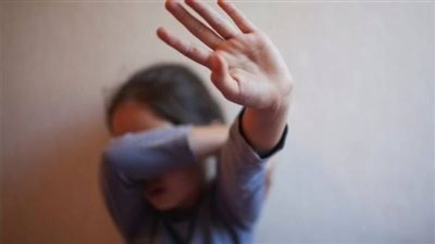 أم بلا قلب.. تتعدى على صغارها بوضع الشطة والليمون في أماكن حساسة