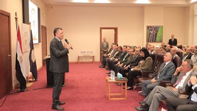 وزير السياحة يحث الموظفين على ترشيد استهلاك الكهرباء