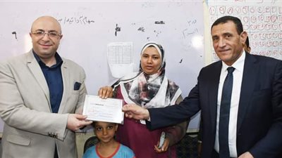 محافظ بني سويف ورئيس تعليم الكبار يتفقدان قوافل حياة كريمة