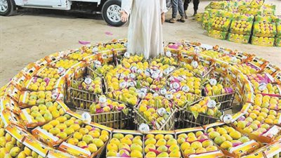 أسعار المانجو في النازل .. والغلابة أول الزبائن