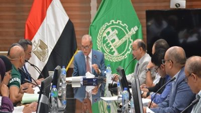 الهجان يناقش الطلبات المقدمة لإنشاء اعلانات بشوارع القليوبية