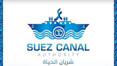 إستمرار إنقاذ قاطرة اصطدمت بناقلة عابرة لقناة السويس