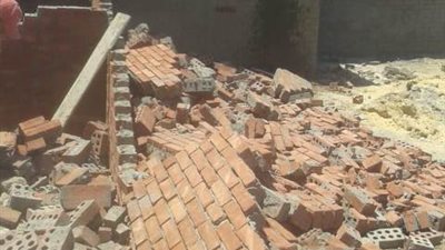 على سعد: جهاز مدينة الشروق يزيل دور مخالف فى عمارة سكنية.. صور