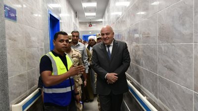 محافظ قنا يتفقد وحدة طب الأسرة بقرية بلاد المال بحري