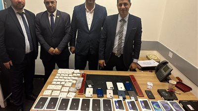 ضبط راكب حاول تهريب ٧٨ تليفون محمول ومستلزماته واخر بحوزته عقاقير